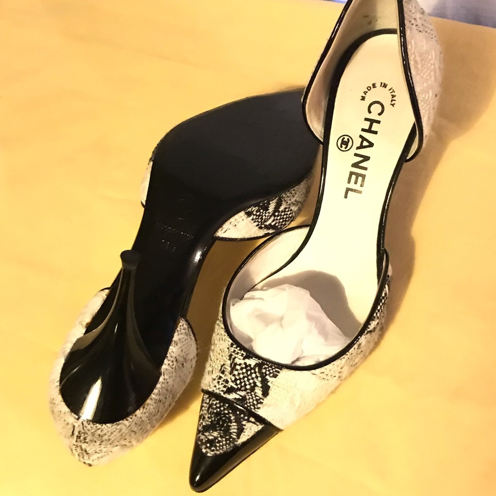SOLD AUTH CHANEL 💕 CC Logo Tweed Pointed Toe Pump - Picture 5 of 6
